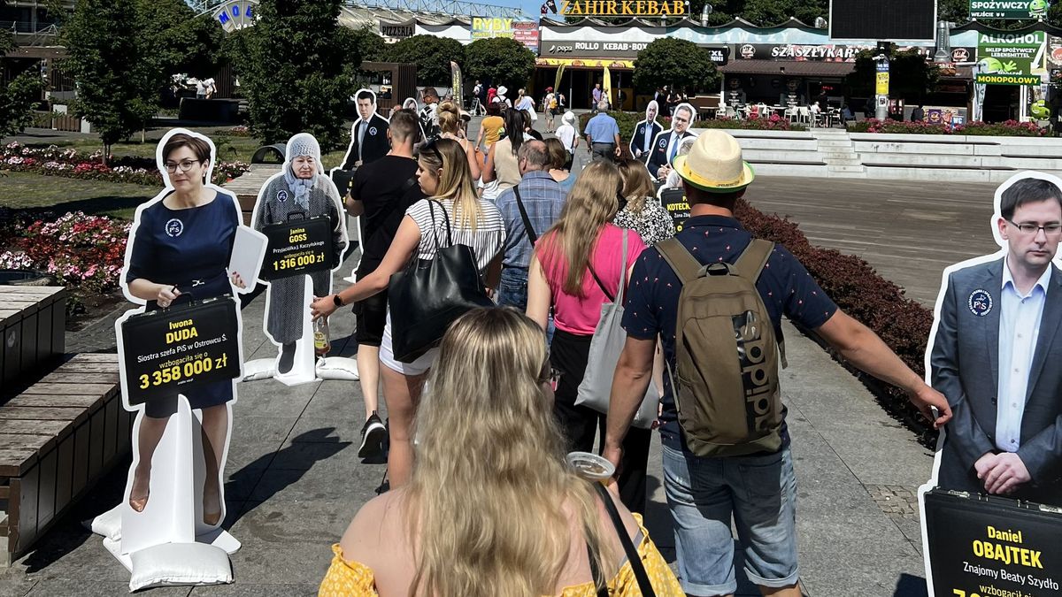 Poseł PO Arkadiusz Marchewka opublikował zdjęcie z akcji "Aleja milionerów PiS" w Międzyzdrojach