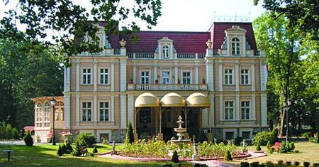Niewodniki. Przyjedź do uroczego pałacu