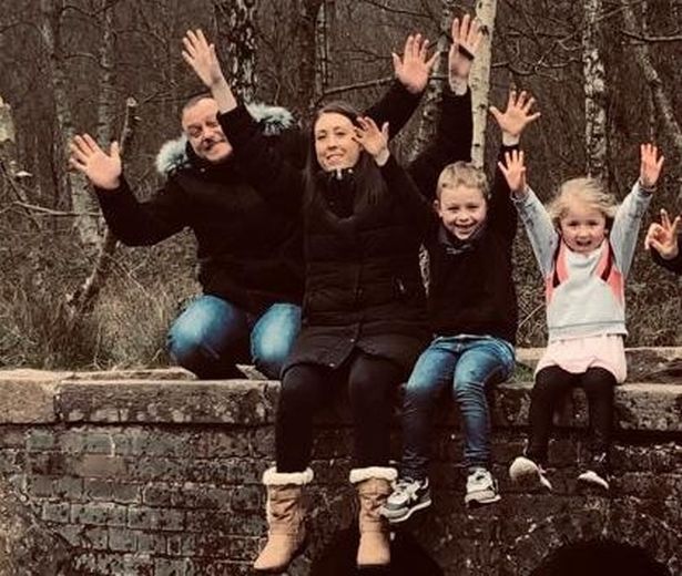 Para osierociła dwójkę dzieci