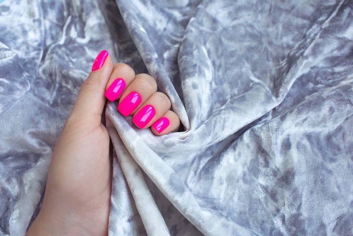 Neonowe paznokcie są świetnym pomysłem na ożywienie jesiennego manicure.