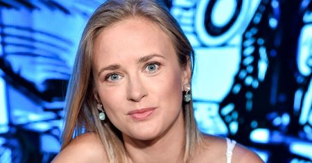 Zrobiła sesję nad rzeką. Pokazała odważne zdjęcia