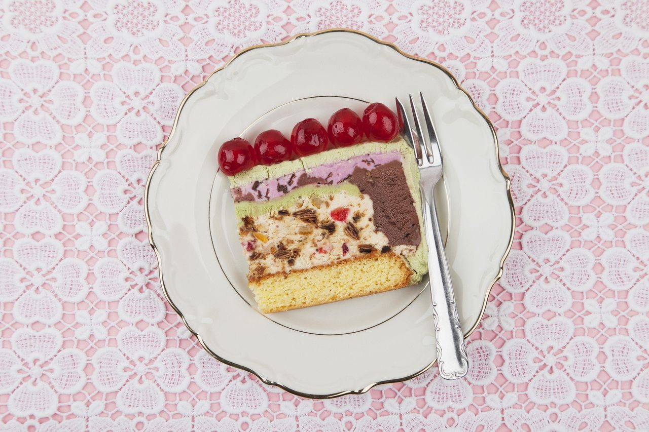 Smażone lody, torty lodowe i kultowa Baked Alaska. Mistrzowie zdradzają najlepsze przepisy na lodowe desery