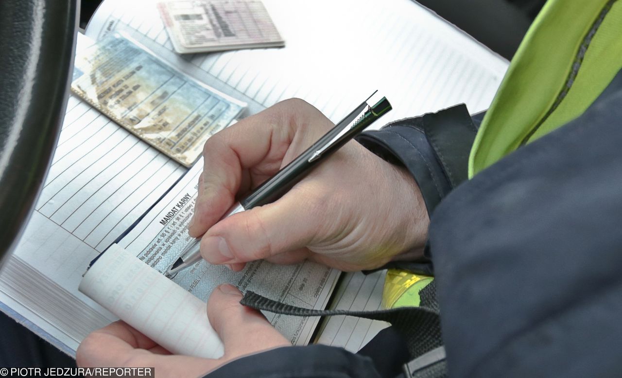 Za niedopełnienie obowiązku przerejestrowania w czasie 30 dni, mandat jest wystawiany z art. 97 Kodeksu Wykroczeń z powołaniem się na art. 78. ust. 2. Ustawy Prawo o Ruchu Drogowym.