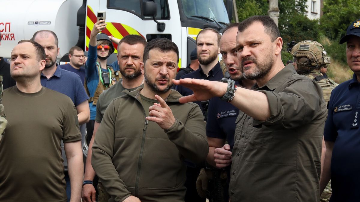 Prezydent Wołodymyr Zelenski podczas wizyty w zalanym Chersoniu, 8 czerwca 2023 roku