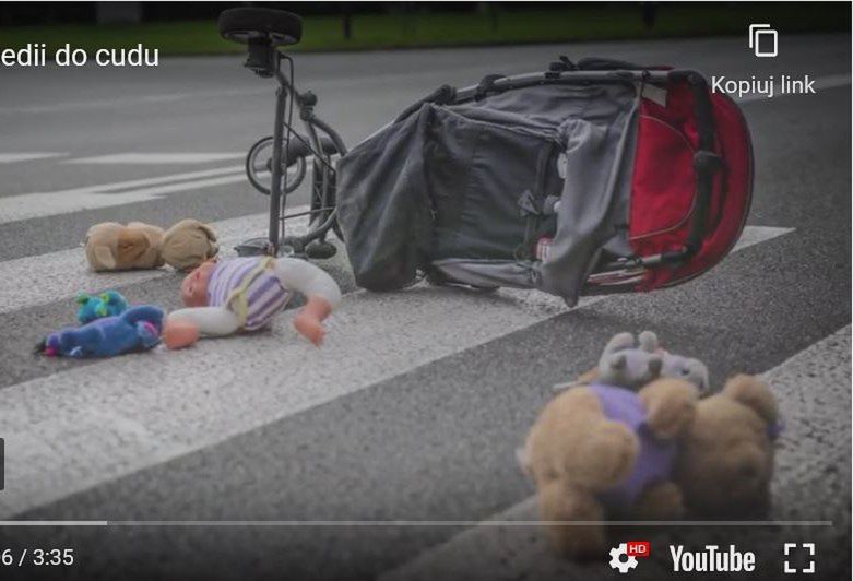 Śląskie. Spot pod nazwą "Od tragedii do cudu" uświadamia, że niebezpieczeństwa w ruchu drogowym nie można przewidzieć.