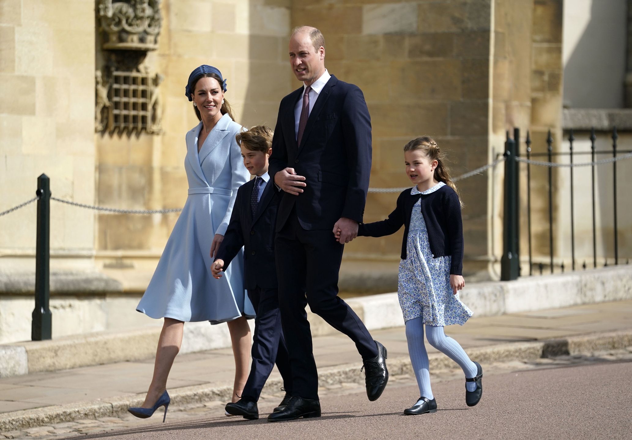Brytyjska rodzina królewska w drodze na mszę wielkanocną. Kate i William przyciągali wszystkie spojrzenia. George i Charlotte nie byli zadowoleni