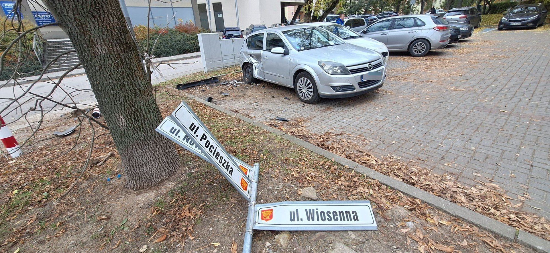 Auta uszkodzone na parkingu w Kielcach
