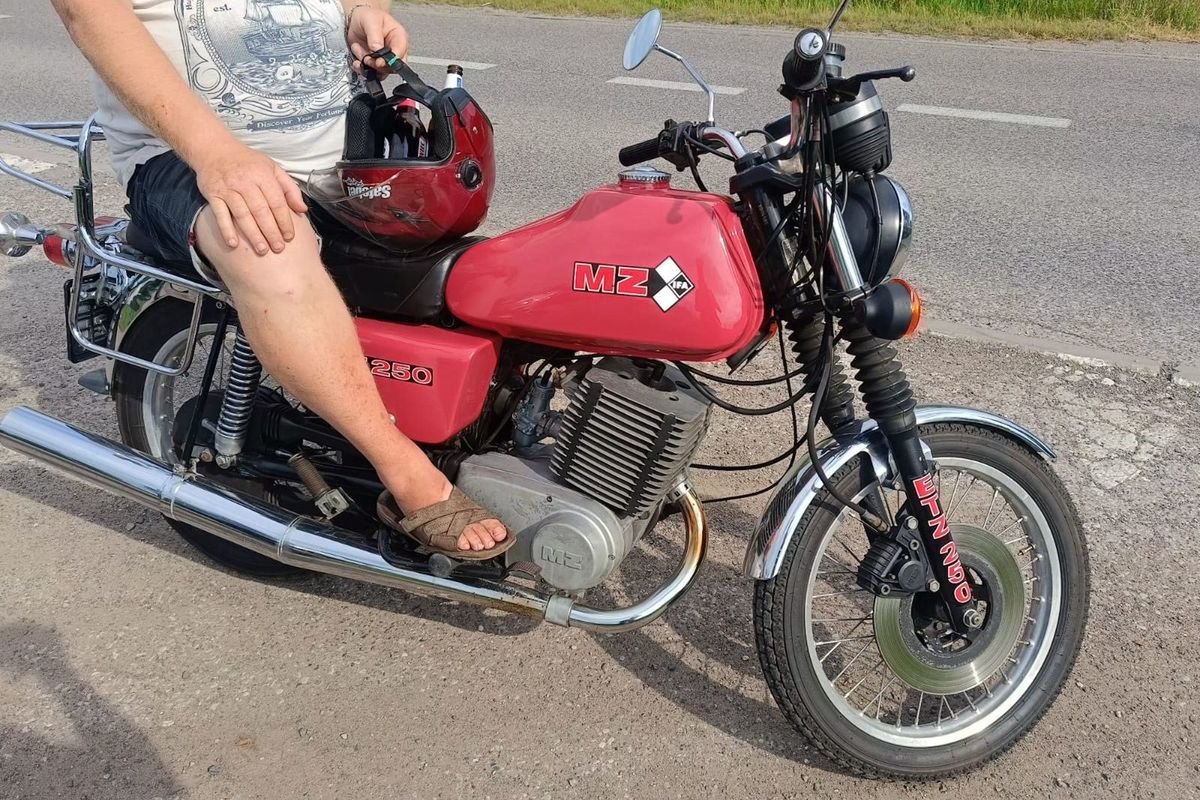 policja, pijany motocyklista, kask Nie miał na głowie kasku. Motocyklista przewoził w nim butelki