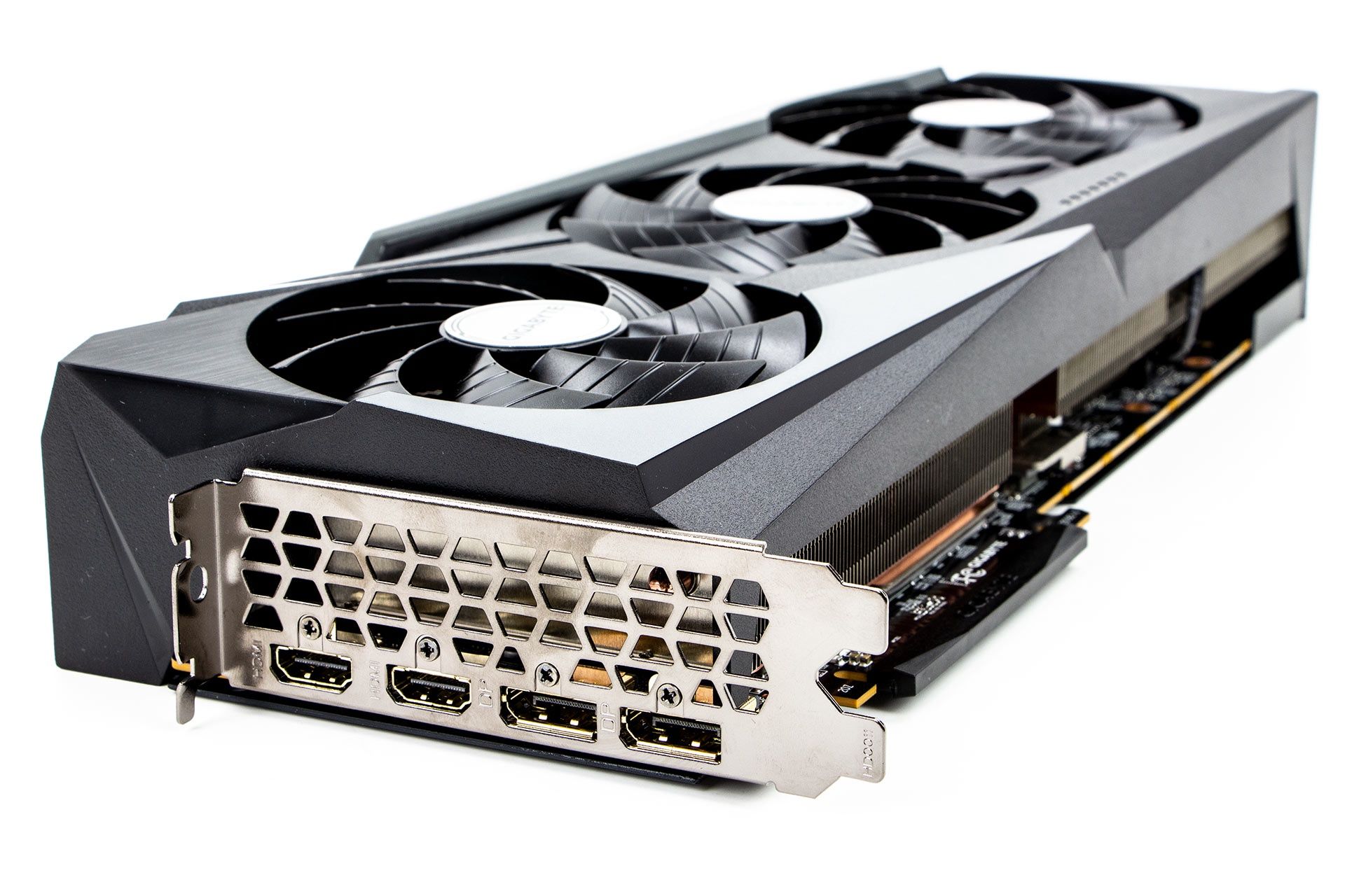 Gigabyte Radeon RX 6950 XT Gaming OC - złącza na śledziu