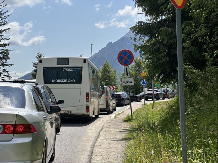 Korki i pełne parkingi. Polacy szturmują jedno miejsce w Tatrach