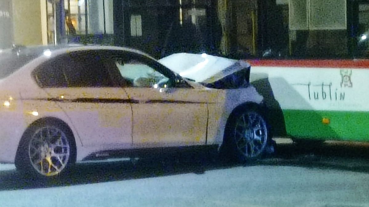 29-latek wjechał BMW w trolejbus
