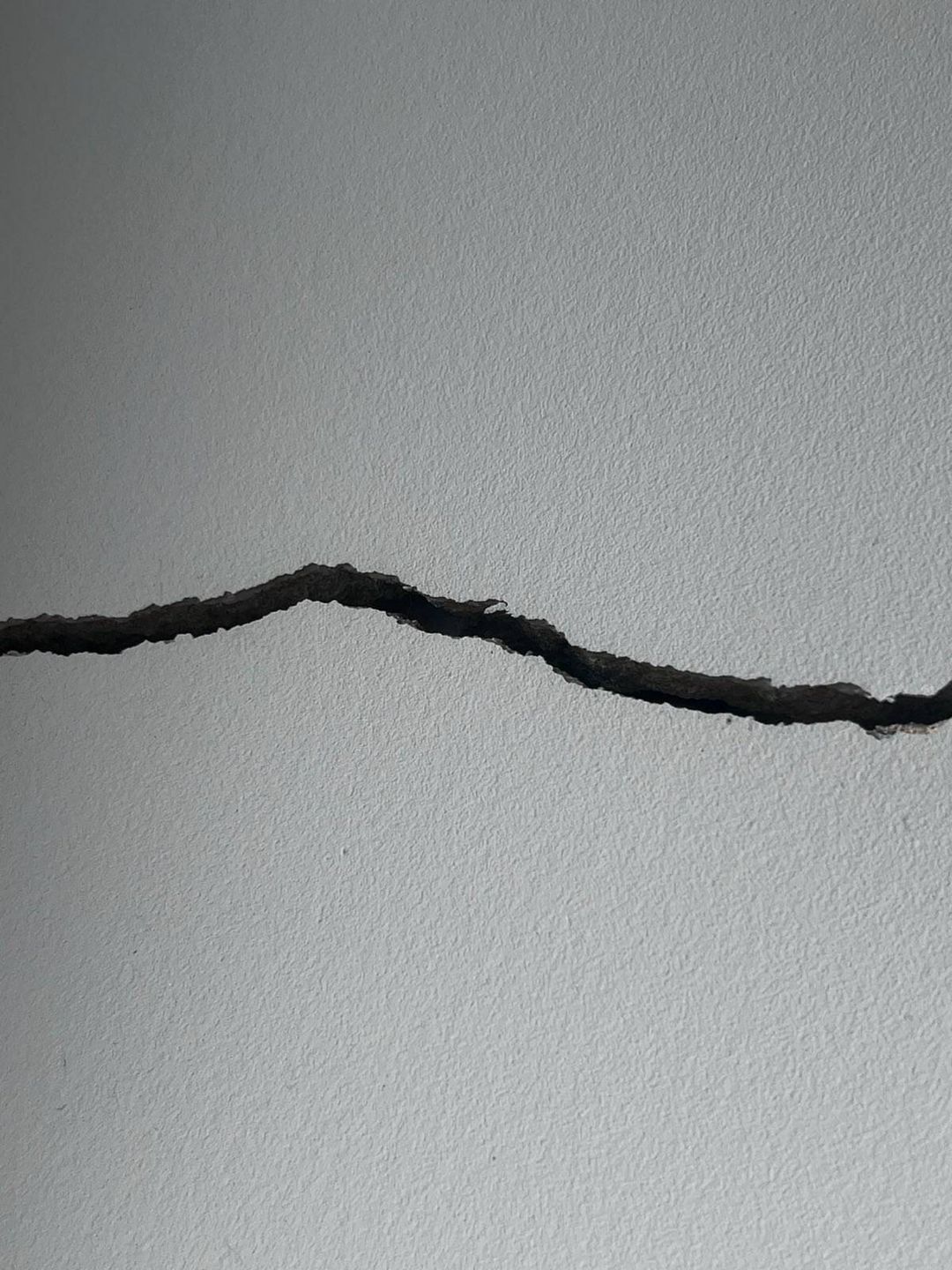 Pęknięta elewacja budynku 