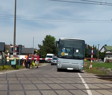 Autokar z dziećmi omija rogatki. Sprawą zajmie się policja