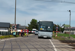 Autokar z dziećmi omija rogatki. Sprawą zajmie się policja