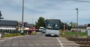 Autokar z dziećmi omija rogatki. Sprawą zajmie się policja