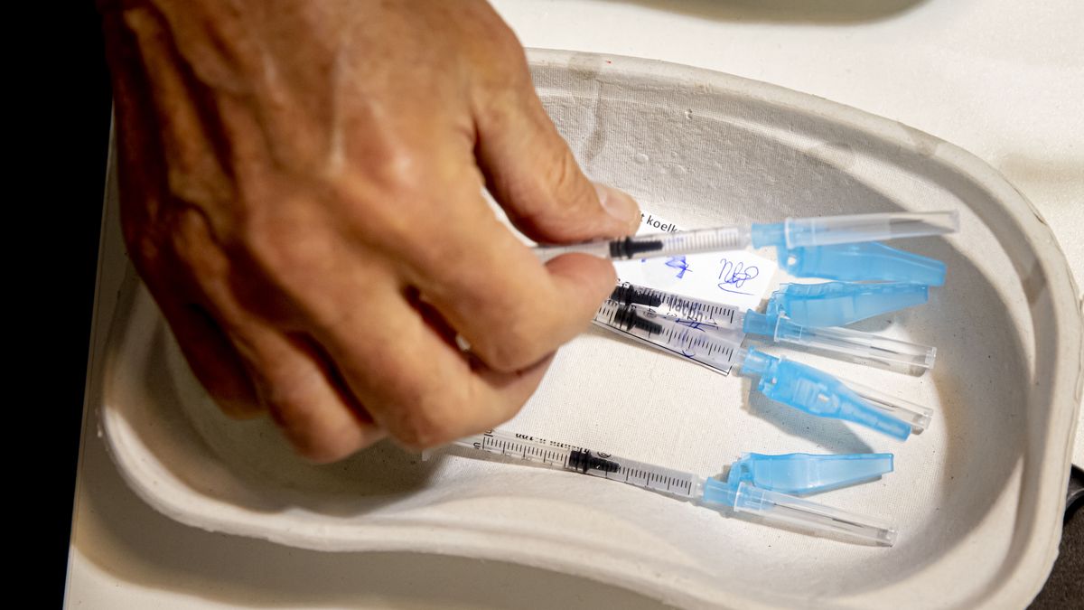 Koncern Johnson&Johnson wstrzymał produkcję szczepionki na COVID-19 