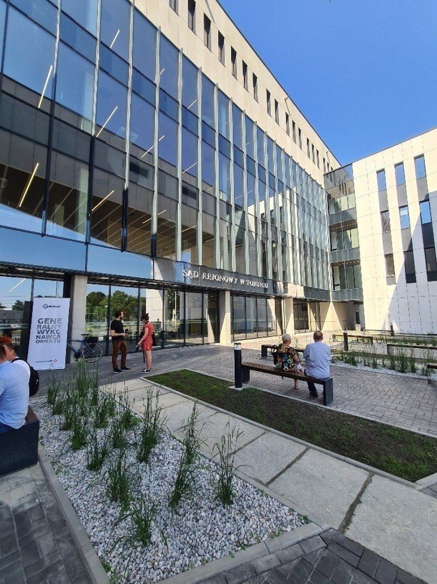 Toruń: Chłopiec zamknął się w szkolnym WC, ojciec oskarżony o nękanie