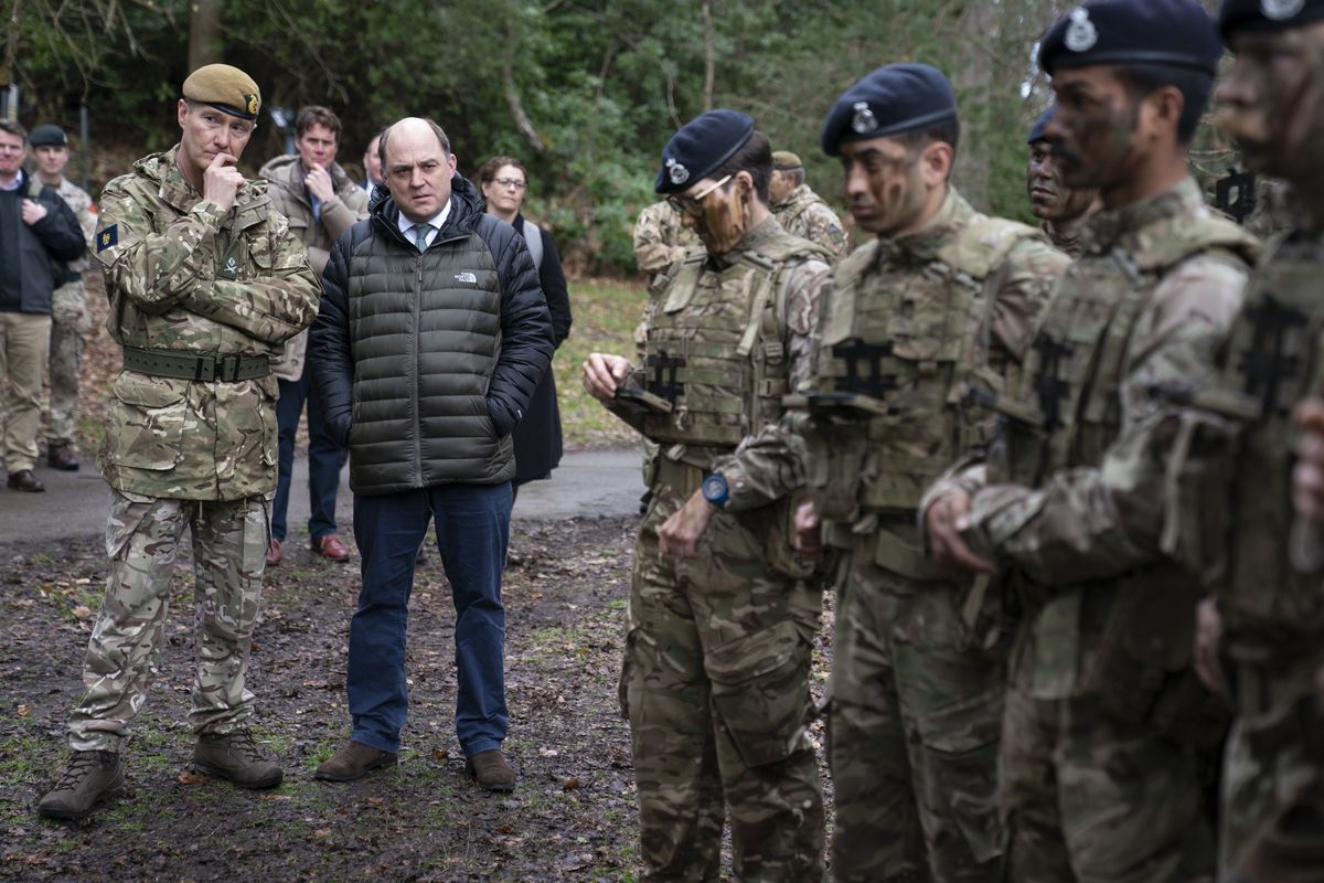Ben Wallace, szef brytyjskiego ministerstwa  obrony wizytuje wojskową jednostkę, Kirsty O'Connor