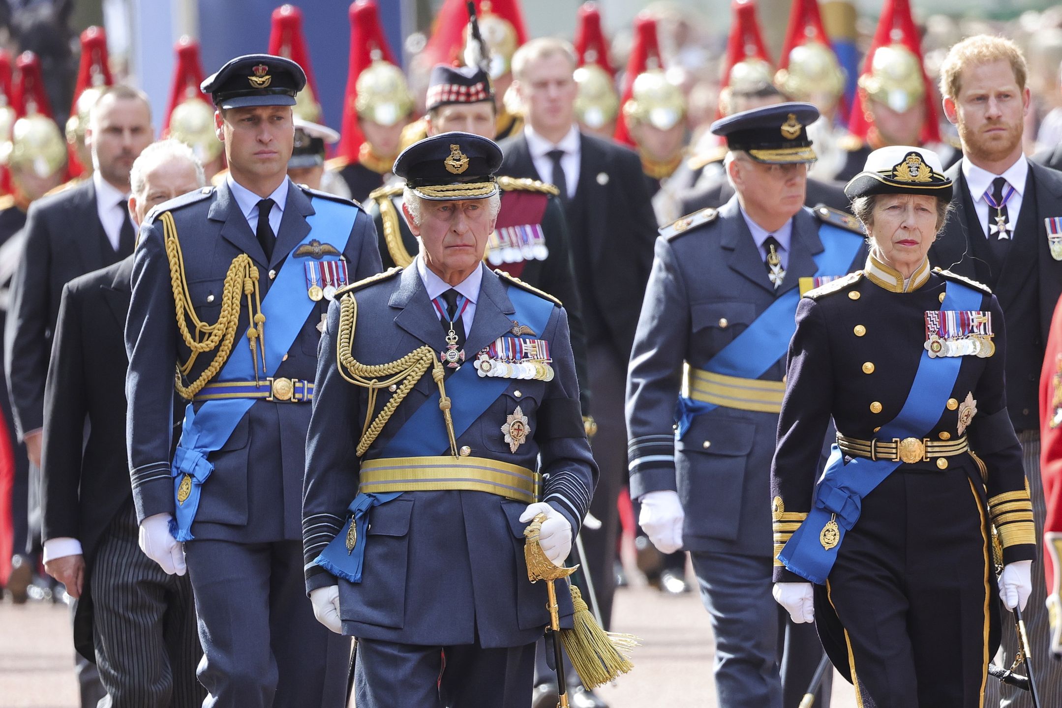 Royalsi odprowadzają trumnę z królową Elżbietą do Pałacu Westminsterskiego