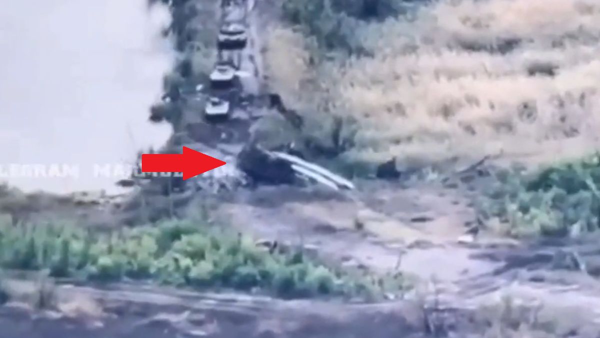 Rosyjski czołg wpadł do dziury i zablokował cały konwój jadący na front