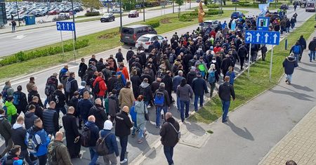 Tysiące ludzi na ulicach Warszawy. Nieśli transparenty i krzyż