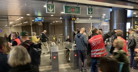 Kruszą się posadzki w metrze. Twierdzą, że to wina pasażerów