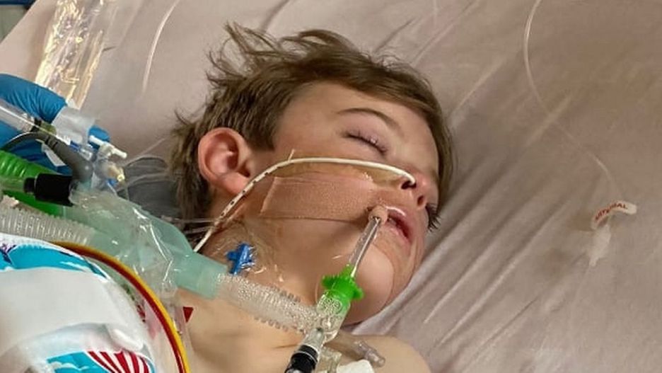 Cameron Brow, ośmiolatek z Wielkiej Brytanii przeszedł COVID-19 niemal niezauważenie. Trzy tygodnie później stan jego zdrowia dramatycznie się pogorszył. To efekt PIMS, objawów ubocznych koronawirusa  (Cameron Brown Instagram