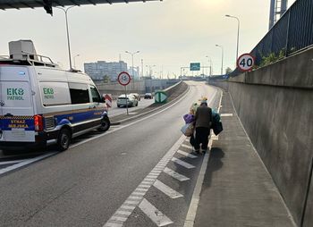 Siedział na krawężniku z całym swoim dobytkiem. Tak zareagowali strażnicy