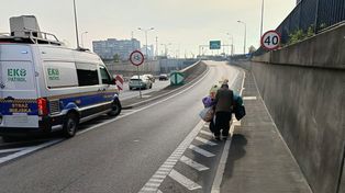 Siedział na krawężniku z całym swoim dobytkiem. Tak zareagowali strażnicy