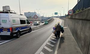 Siedział na krawężniku z całym swoim dobytkiem. Tak zareagowali strażnicy