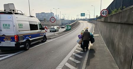 Siedział na krawężniku z całym swoim dobytkiem. Tak zareagowali strażnicy