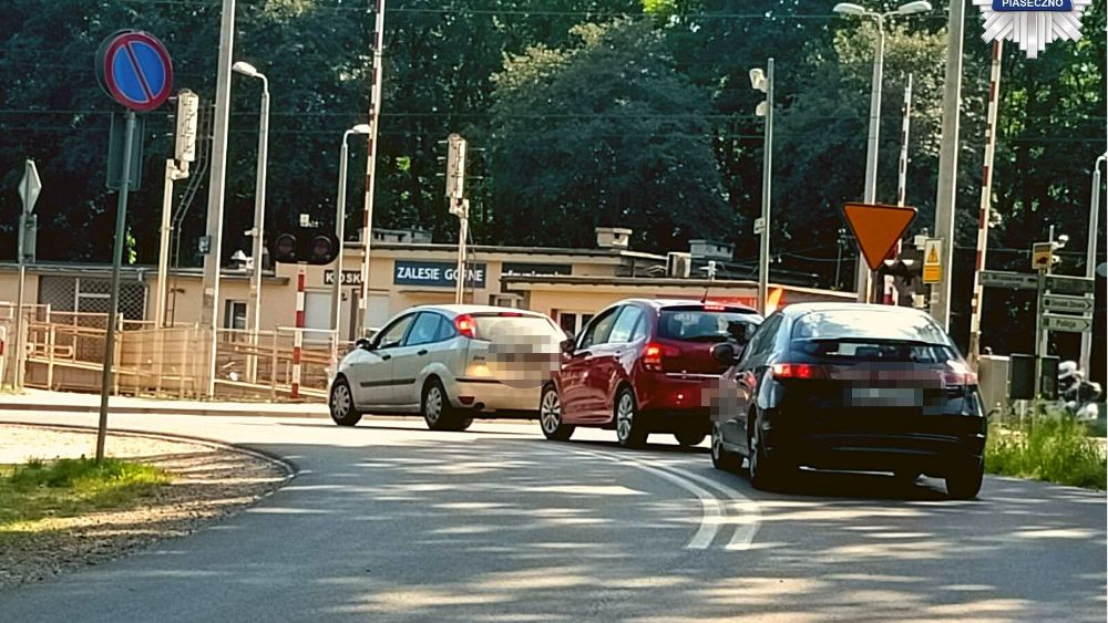 Omijanie zamkniętej zapory na przejeździe kolejowym jest wyjątkowo niebezpieczne