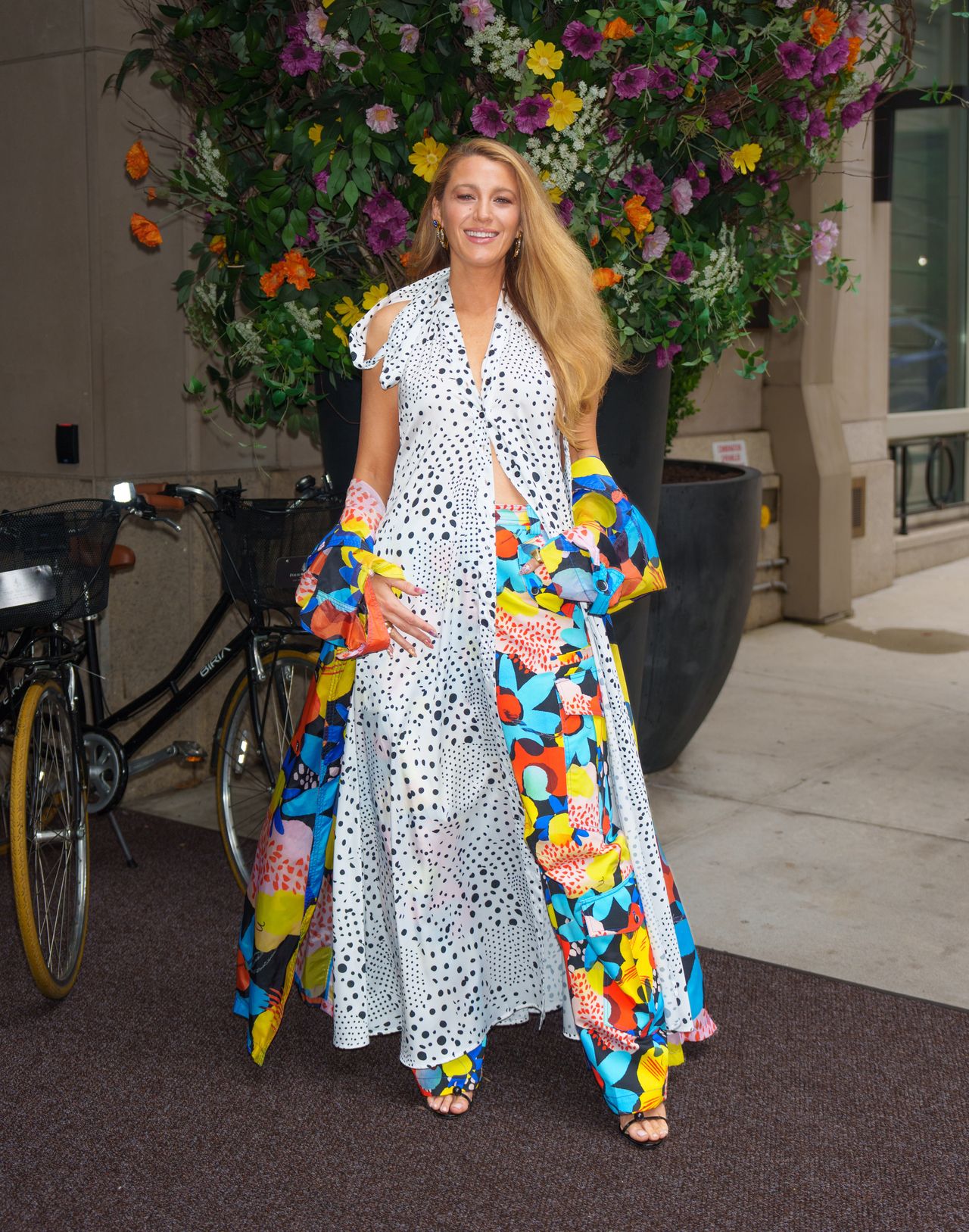 Blake Lively w kwiatowej stylizacji