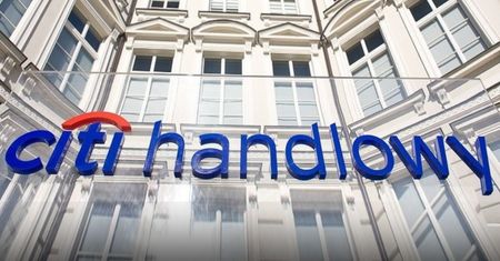 Klamka zapadła. Znany bank wraca do pomysłu sprzedaży części polskiego biznesu