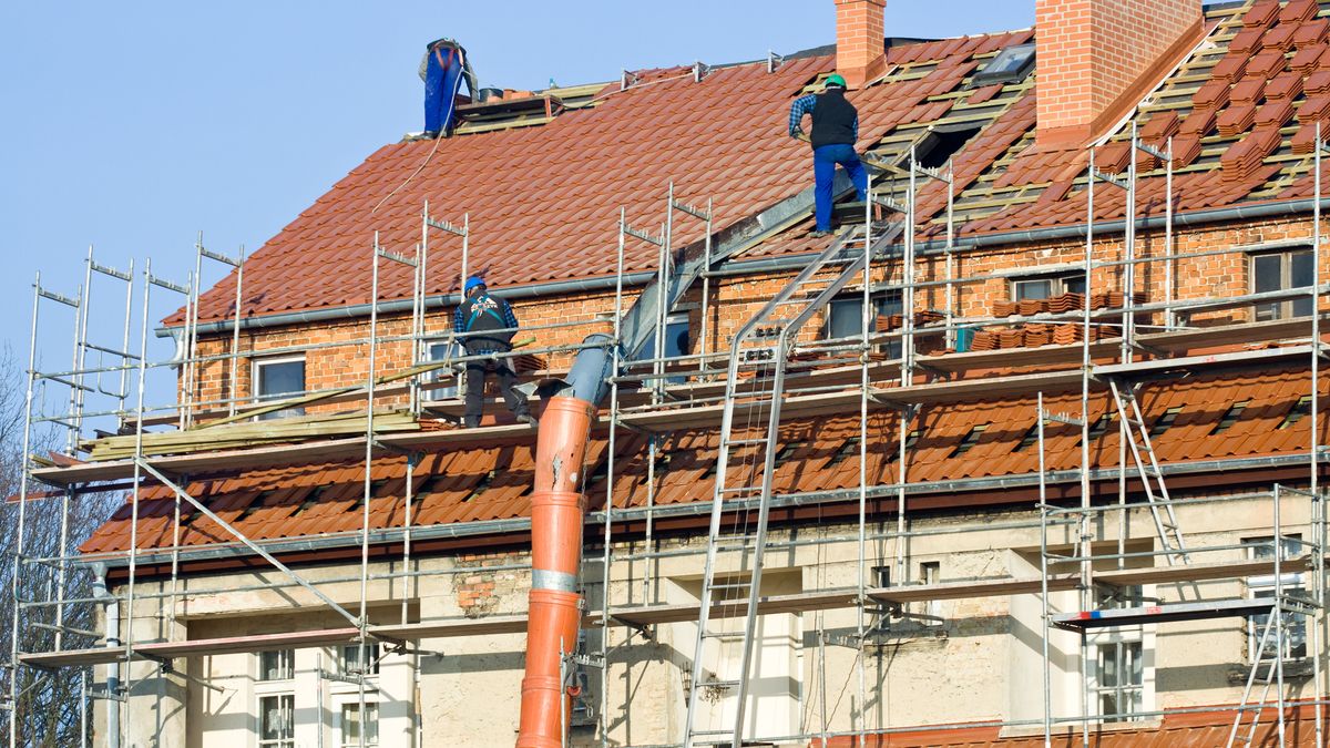 belka, bezpieczny, budowlanych, czarny, dach, dachówka, dekarz, dom, duży, klej, koc, poszycie, praca, robotnik, zawód, rusztowanie, remont, przebudowa, budowa, okna, elewacja, tynk, beton, pustaki, pracownik, agent, architekt, biznes, budynek, dok, drużyna, koledzy, komputer, kontroli, laptop