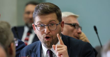 Obrońca Ziobry grzmiał na komisji. Mówił o "hucpie politycznej"