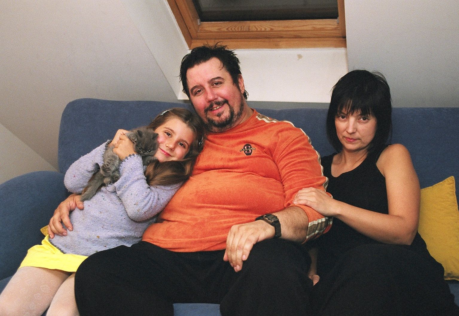Rok 2002. Dariusz Gnatowski z żoną, córką i kotem
