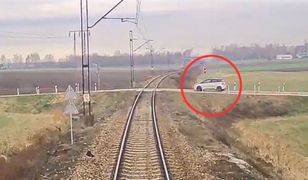 Jechał wprost pod pociąg. Nagranie z kabiny maszynisty