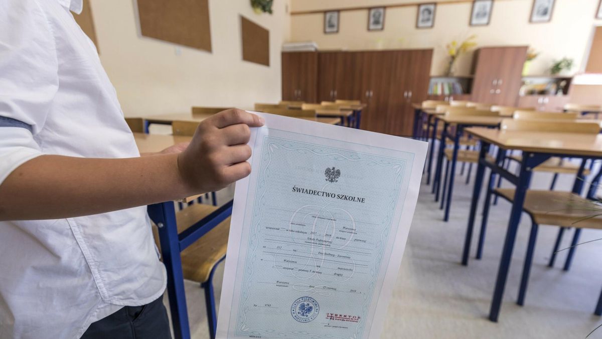Uczniowie nie powinni ulegać "festiwalowi czerwonych pasków". Selfie ze świadectwem może być niebezpieczne