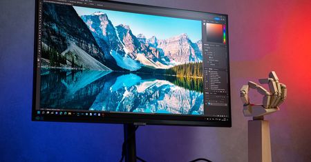 Idealne kolory w 32 calowym monitorze 4K. A reszta? Test Samsung ViewFinity S8