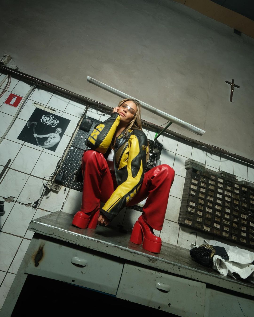 Julia Wieniawa w żółtej kurtce skórzanej
Instagram/juliawieniawa
