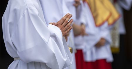 Ksiądz oskarżony o pedofilię. Na ławie oskarżonych też matka dziecka