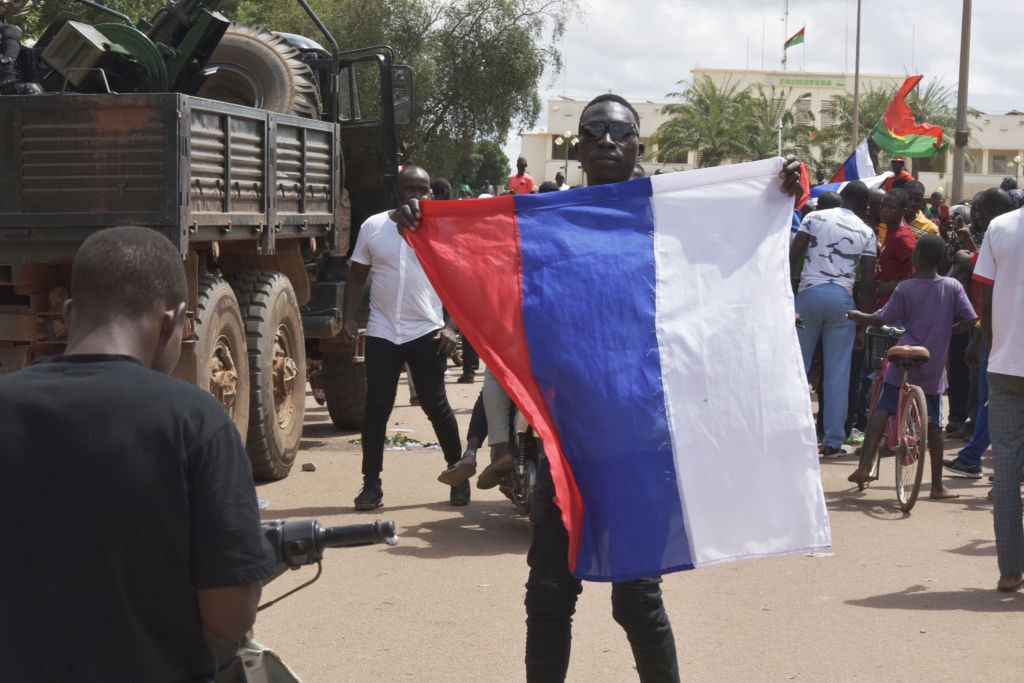 Rosja zdobywa rząd dusz w Afryce. Na zdjęciu demonstracja pod ambasadą Francji w Burkina Faso