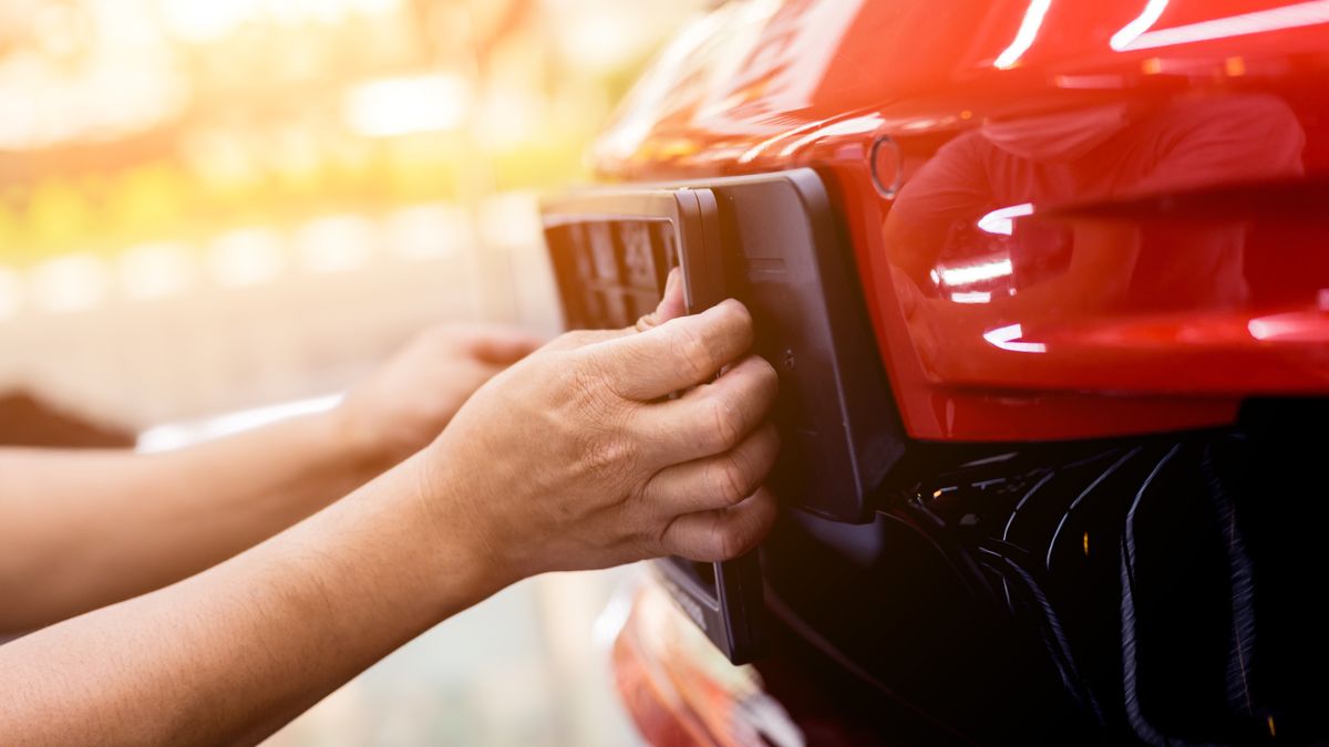 Odholowali jej auto bo syn podmienił tablice rejestracyjne