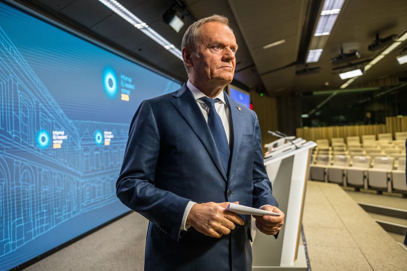 Bruksela, Belgia, 03.02.2025. Przewodnictwo Polski w Radzie UE. Premier Donald Tusk podczas konferencji prasowej po nieformalnym spotkaniu przywódców Unii Europejskiej w Brukseli, 3 bm. Głównymi tematami rozmów polityków było: wzmocnienie europejskich zdolności obronnych, finansowanie inicjatyw związanych z bezpieczeństwem oraz pogłębianie współpracy z NATO i partnerami spoza UE. (amb) PAP/Wiktor Dąbkowski