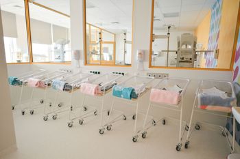 Rodzi się coraz mniej Polaków. Tyle porodówek przestało działać w 2026 r.