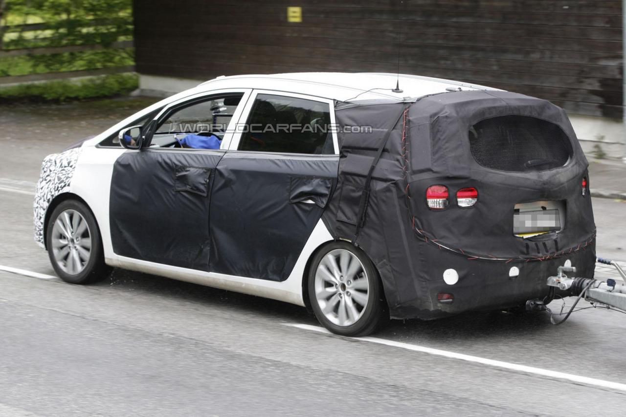 Kia Rondo - zdjęcia szpiegowskie (fot: Automedia via World Car Fans)