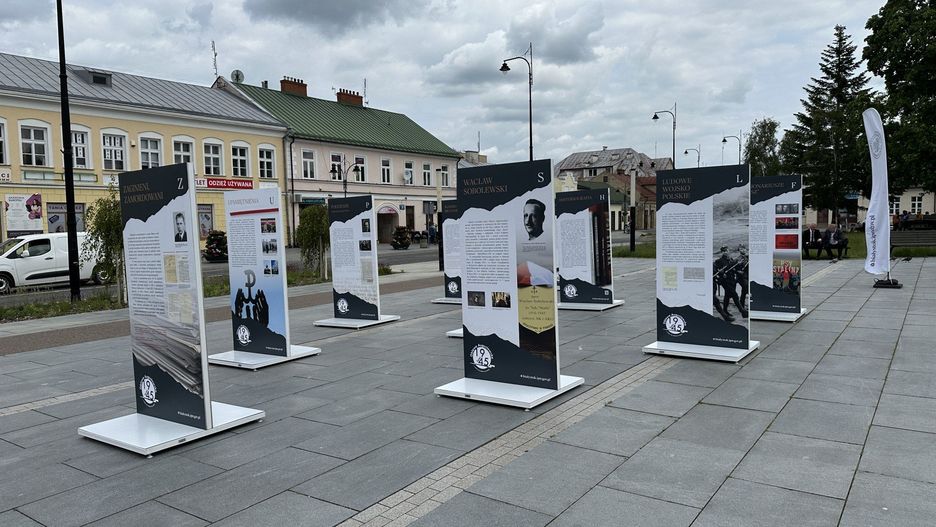 Wernisaż wystawy o Obławie Augustowskiej. Wystawę można oglądać na Placu Marii Konopnickiej w Suwałkach