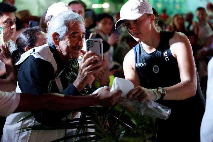 Cancun, Meksyk, 02.11.2023. Polka Iga Świątek rozdaje autografy po wygranym meczu 6:0, 7:5 z Amerykanką Cori Gauff w grupie Chetumal podczas turnieju tenisowego Masters - WTA Finals 2023 w meksykańskim Cancun, 1 bm. (js) PAP/Marcin Cholewiński