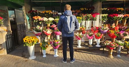 Kolejki do kwiaciarni od rana. Choć Dzień Kobiet dopiero jutro, wielu mężczyzn świętuje już dziś [ZDJĘCIA]